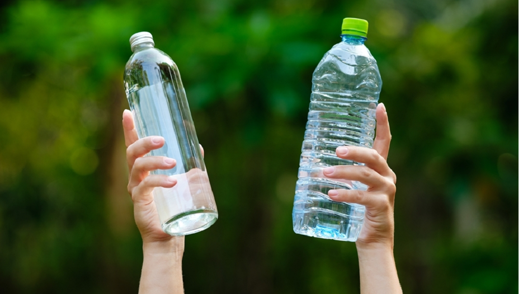 You are currently viewing How many plastic bottles does one glass bottle save?