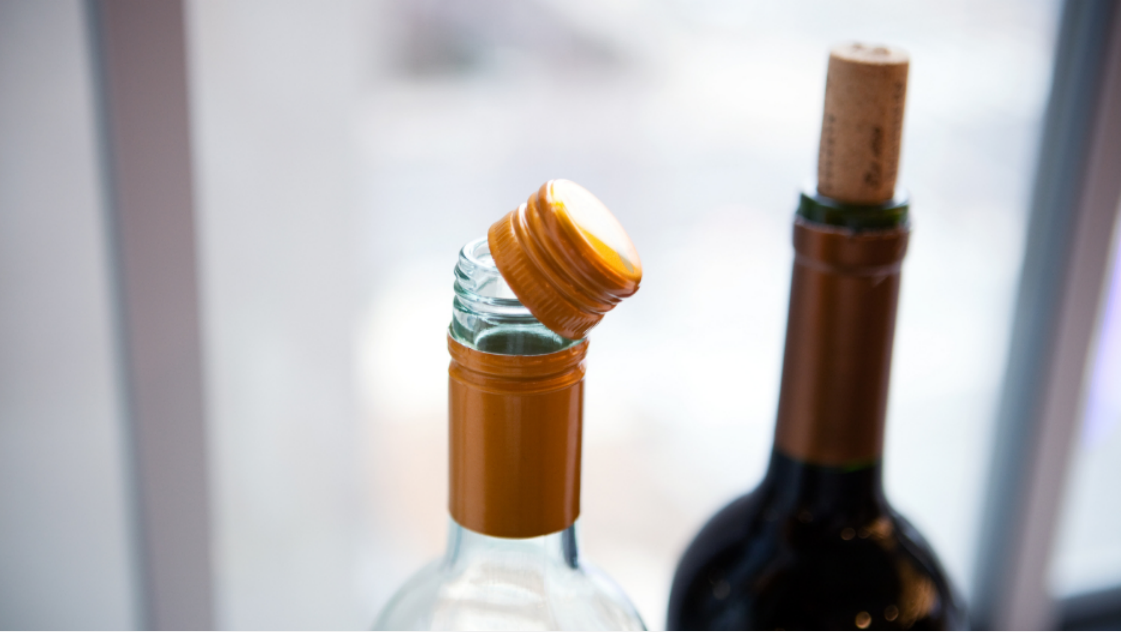 You are currently viewing Screw Cap vs. Cork – Which is Best For Glass Wine Bottles
